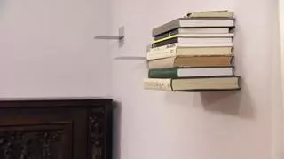 Biblioteczka z niewidzialnych półek