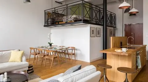 Antresola w domu – jak zrobić krok po kroku? Czy warto mieć w pokoju antresolę?