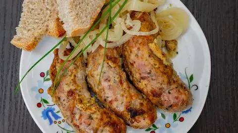 Przepis na białą kiełbasę w cebuli i piwie