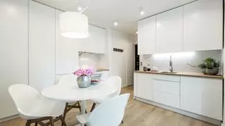 W małych wnętrzach białe meble sprawdzają się najlepiej. Dlatego właśnie w tym kolorze jest zabudowa kuchenna i szafy w salonie oraz meble w części jadalnianej. 