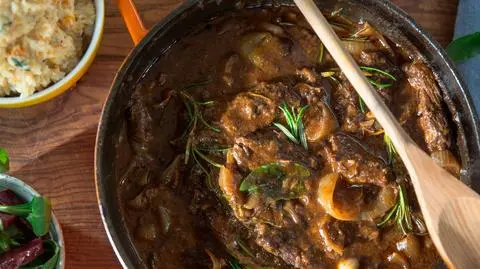 Bitki z sałatką z pieczonych buraków