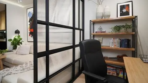 Biurko oddzielone od reszty salonu ścianką z metalu i szkła | Zgłoś remont S06E01