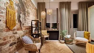 Krzysztof Miruć wykorzystał wszystkie atuty mieszkania w starej kamienicy - parkiet i cegłę na ścianie - i połączył je ze stylem boho.