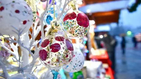 Bombki ręcznie robione szklane – jak dekorować? Instrukcja krok po kroku