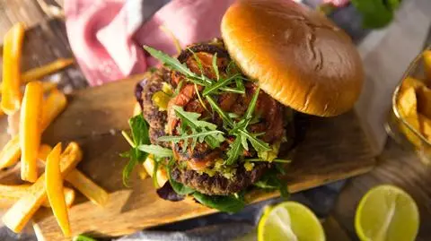 Burger jagnięco – wołowy z dipem japaleno podawany z frytkami