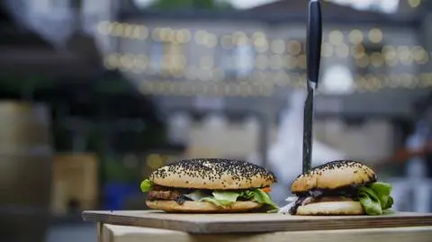 Bycze jądra w krwistym sosie