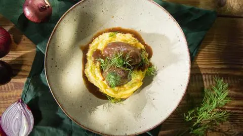 Cebule nadziewane soczewicą w sosie piwnym