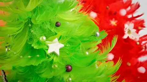 Choinka z piórek – jak zrobić? Instrukcja krok po kroku