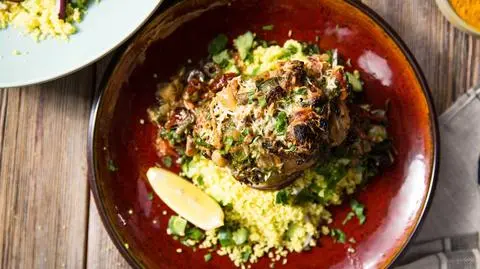 Comber z królika zapiekany pod smażonym szpinakiem z oliwkami