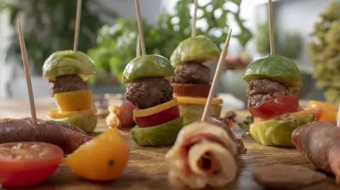 Daktyle nadziewane migdałem w boczku. Brukselki burgerki.