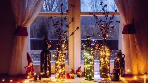 Ozdoby świąteczne na okno – pomysły i inspiracje na dekoracje