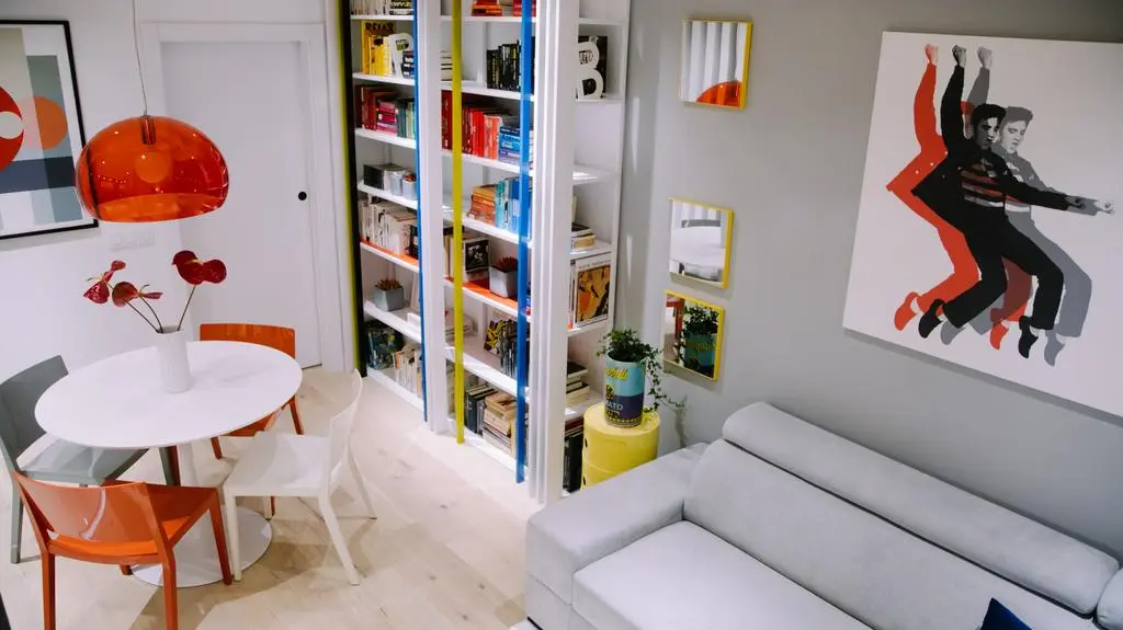 Zamówiona przez Krzysztofa grafika z idolem Konrada - Elvisem Presleyem i słynna puszka z dzieł Andy'ego Warhola to najbardziej dosłowne nawiązania do pop-artu, ale są nimi także kolorowe lamele, lampa i krzesła.