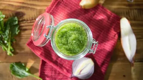 Domowy syrop z cebuli i naci rzodkwi