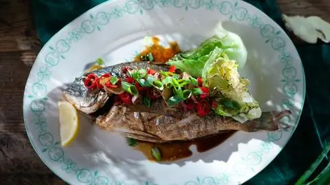 Ryba (dorada) gotowana w sosie sojowym z dodatkiem zielonej dymki