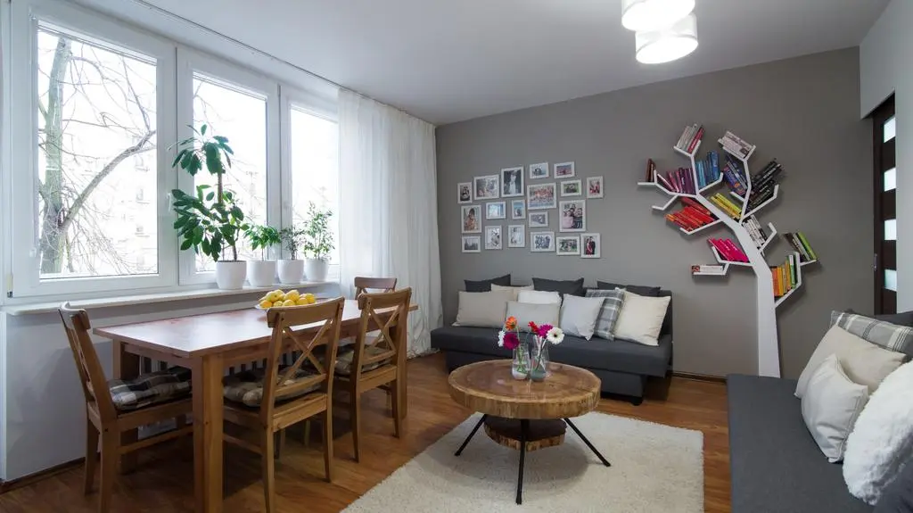 "Dorota inspiruje": w salonie znajdują się kanapy oraz duży stół
