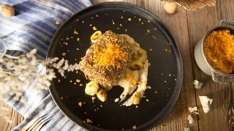 Dorsz smażony w panierce z orzechów i z chorizo