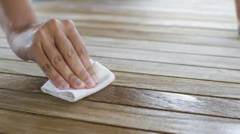 Czym zabezpieczyć drewno: impregnatem, lakierobejcą czy olejem?