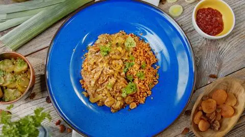 Duszona wieprzowina z kaszą i ogórkami z chilli od Tomasza Jakubiaka