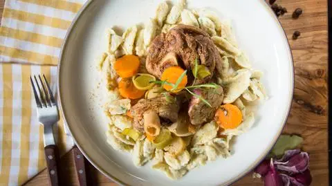 duszone jagnięce giczki z estragonowymi kluseczkami