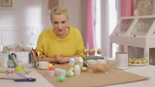 Ile domów, tyle pomysłów na ozdabianie jajek na Wielkanoc. Dorota Szelągowska proponuje dwa dosyć nietypowe sposoby - pierwszy to zrobienie z jajek... zabawnych dżentelmenów, a drugi - pomalowanie ich na elegancki złoty kolor. A żeby nawet zwykłe śniadanie złożone z jajek na miękko było wyjątkowe możecie ozdobić je wycinankami z kolorowego papieru. Zobaczcie, jak to zrobić!
