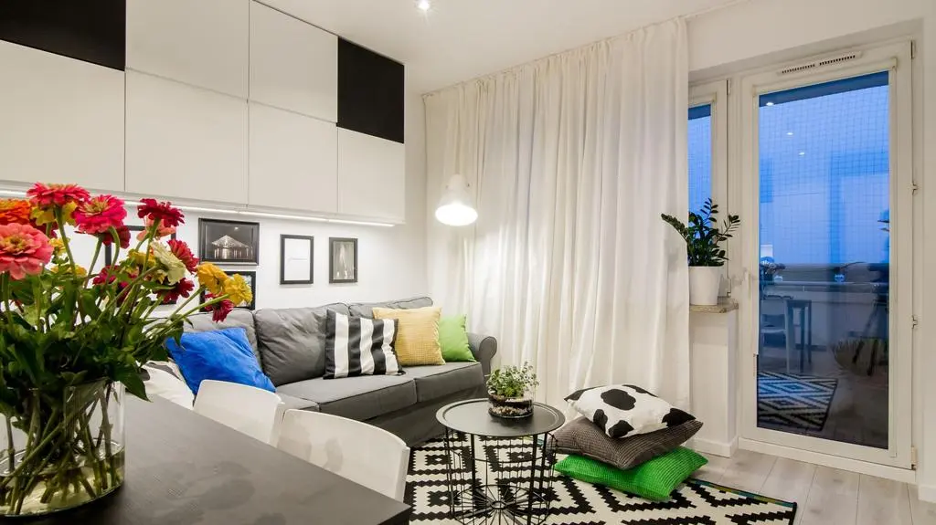 Z salonu widać balkon, który po "Domowych rewolucjach" stał się dodatkowym miejscem relaksu dla całej rodziny.