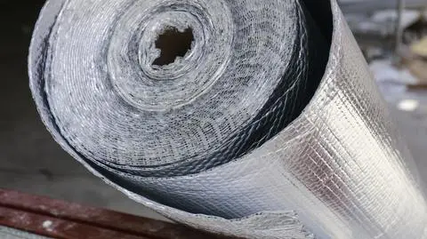 Ekran zagrzejnikowy – jak zamontować matę odbijającą ciepło od kaloryfera?