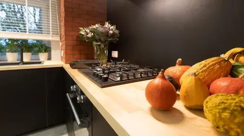 Czym zastąpić płytki na ścianie w kuchni? Co zamiast kafelków?