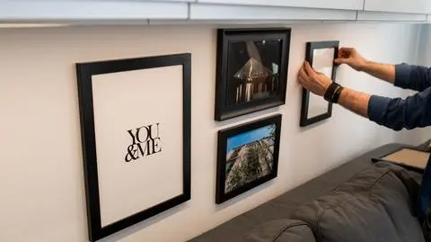 Galeria zdjęć na ścianie - jak efektowanie zawiesić fotografie?