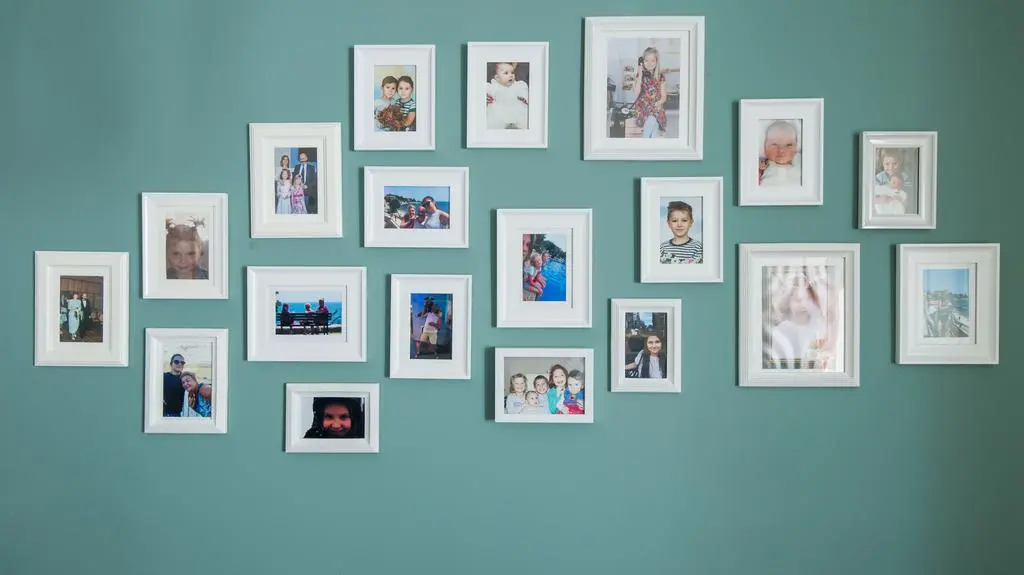 Hania i Roman to bardzo rodzinni ludzie, więc w ich pokoju nie mogło zabraknąć fotografii członków familii.