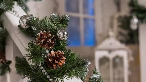 Girlanda świąteczna na schody i balkon – jak zrobić? Instrukcja krok po kroku