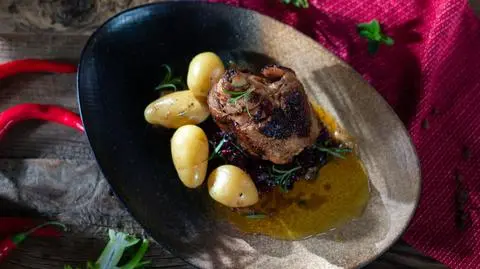 Golonka z indyka pieczona w maśle z młodymi ziemniakami