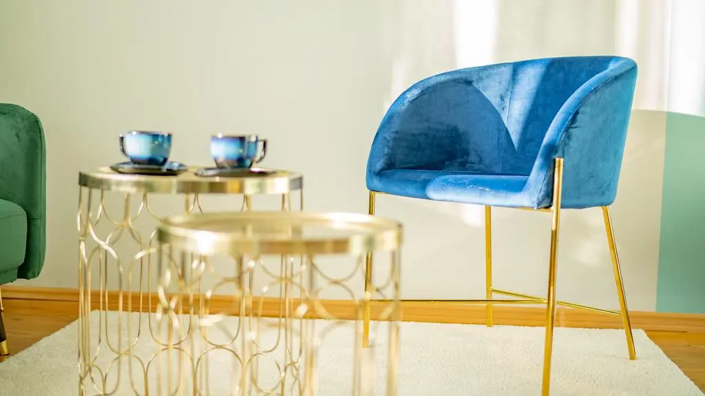 Sofa i fotel, który zawsze można przesunąć, to lepsza opcja niż wielki narożnik. Fotel razem z lekkimi stoliczkami tworzy kącik niczym z eleganckiej kawiarni.