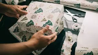 Jak zapakować prezent w papier ozdobny 4.jpg