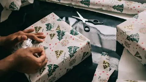 Jak zapakować prezent w papier ozdobny? Proste sposoby