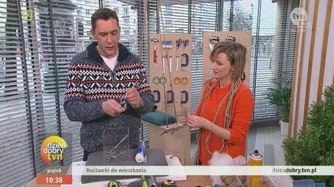 Darek Stolarz na zaproszenie Uli Chincz znów pojawił się w "Dzień Dobry TVN". Tym razem pokazał, jak w prosty sposób zrobić huśtawkę do zawieszenia w domu. Dzieci na pewno ucieszą się z tego, że nawet gdy pogoda nie zachęca do wychodzenia na plac zabaw, mogą się pohuśtać!