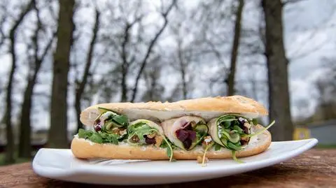 Kanapka w drodze z serem kozim