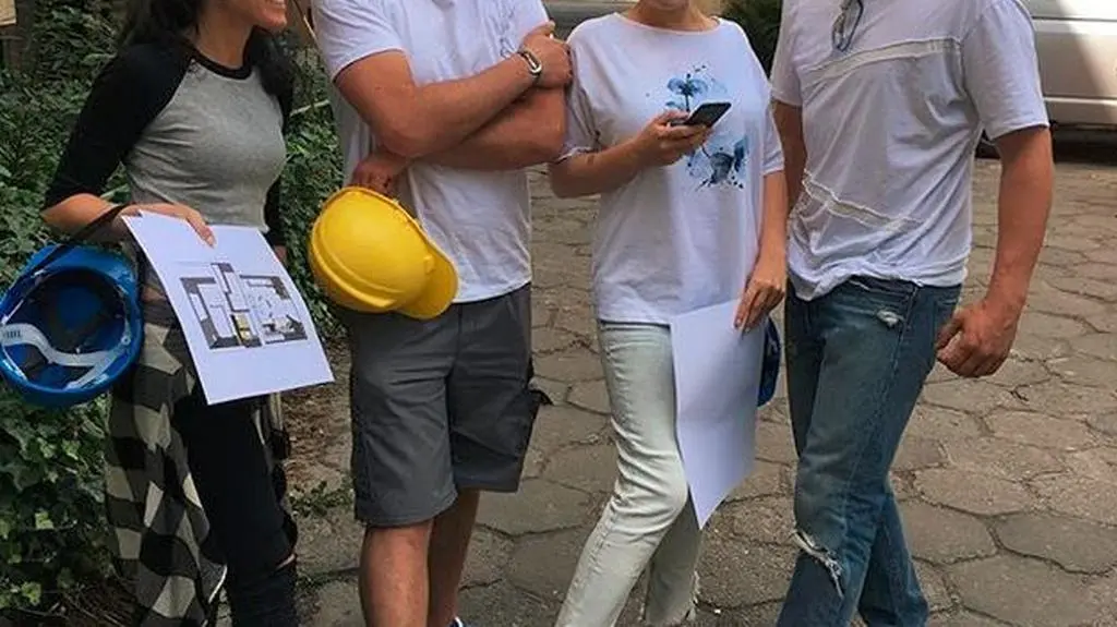 Każdy trzyma w dłoni niezbędne w remoncie przedmioty ;)