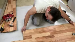 Kładzenie paneli podłogowych