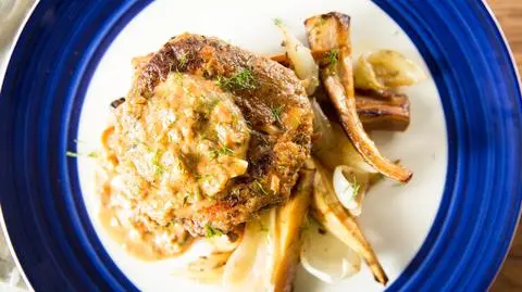 Klops z indyka w sosie pomidorowo-śmietanowym ze świeżym koperkiem