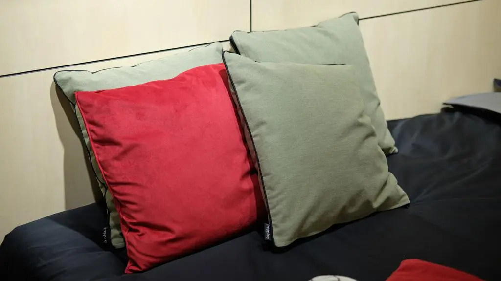 Zgaszone kolory tkanin świetnie komponują się z resztą wnętrza.