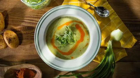 Zielony krem z dymki i ziemniaków z oliwą pepperoni