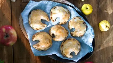 Kruche rogale na białym winie z jabłkami i rodzynkami