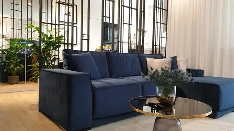 Inspiracje ze Zgłoś remont: elegancka sypialnia i salon z kuchnią