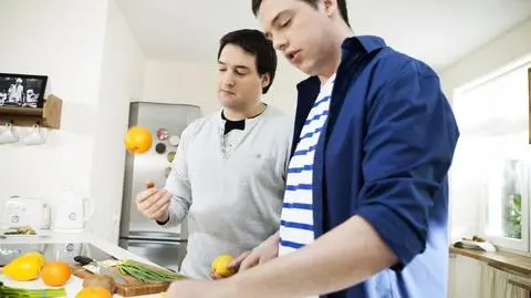 KURONIOWIE ROZGRYZAJĄ