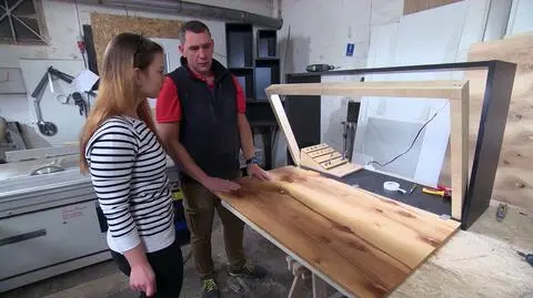 Projektując biurko dla Krzyśka, zapalonego fana planszówek i malowania figurek, Darek wpadł na pomysł, by lampę umieścić na składanej razem z blatem ramie. W tym celu na drewnianą konstrukcję trzeba było nakleić taśmę LED. To zadanie Darek powierzył Agnieszce, która zgłosiła się do niego z prośbą o pomoc w stworzeniu tego biurka dla przyszłego męża. Zobaczcie, jak jej poszło!