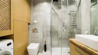 W łazience wreszcie będzie miejsce do przechowywania kosmetyków, a dzięki zamianie wanny na prysznic jest w niej więcej przestrzeni.