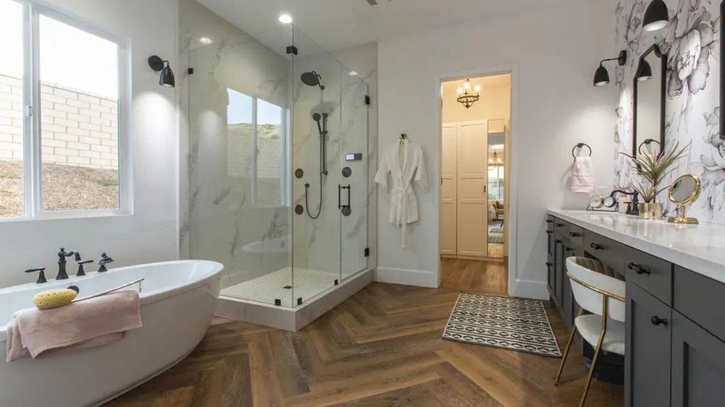 Wolnostojąca wanna z imitującą starodawną armaturą i duży prysznic przywodzą na myśl eleganckie spa.