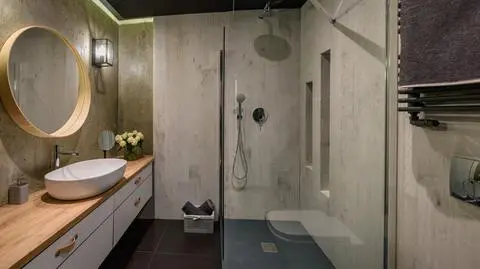 Prysznic bez brodzika z kabiną walk-in - warto?