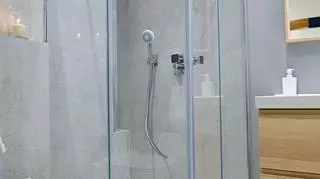 Dzięki wyburzeniu części ściany w łazience zmieścił się duży prysznic.