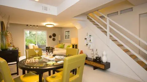 Letnie trendy w aranżacji wnętrz: jak odświeżyć swoje mieszkanie na lato?